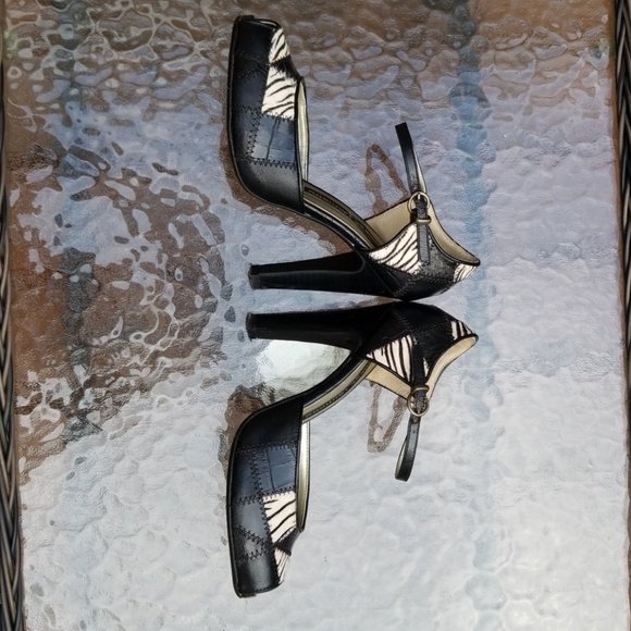 Chinese Laundry Platform PeepToe Zebra Sandles - Picture 4 of 6